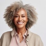 retrato em close up de uma feliz e bonita mulher afro americana nos seus 50 anos mulher de meia idade sorridente com um penteado curto cinza olhando para a camera 177786 2482